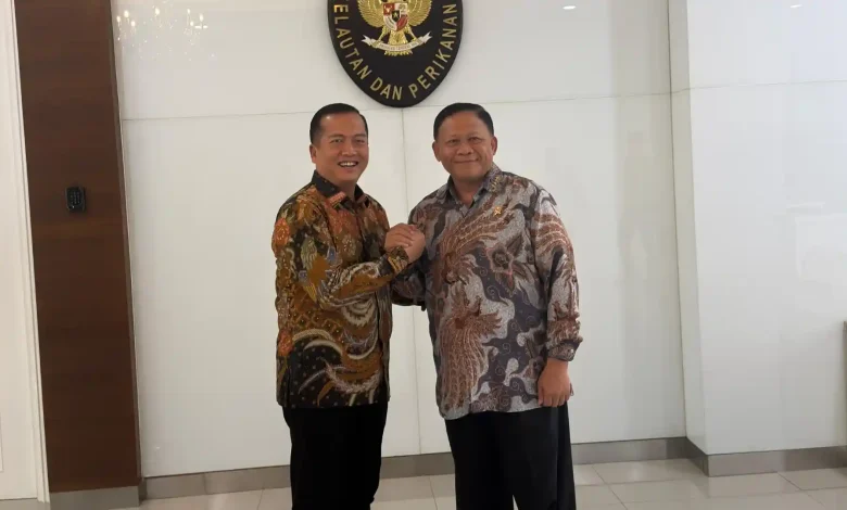 Gubernur NTB, Lalu Muhamad Iqbal (kiri) dan Wakil Menteri Kelautan dan Perikanan, Didit Herdiawan Ashaf (kanan), saat pertemuan untuk membahas pengadaan kapal dan KNMP.