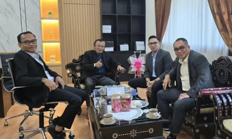 Kader DPD Gerindra NTB, Sudirsah Sujanto (kanan) bersama beberapa kader DPD Gerindra NTB lainnya, Minggu, 2 Agustus 2026.
