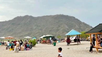 Suasana Pantai Pasir Putih Poto Tano KSB.