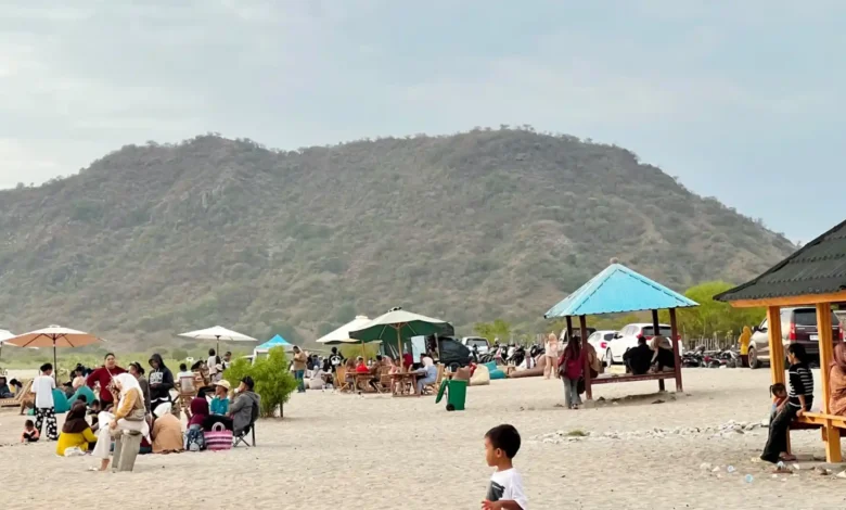 Suasana Pantai Pasir Putih Poto Tano KSB.