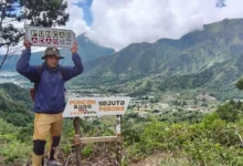 Seorang pendaki lokal berada di puncak bukit terbaru Sembalun yakni Bukit Adas, Juli 2026.