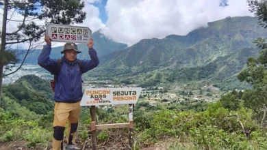 Seorang pendaki lokal berada di puncak bukit terbaru Sembalun yakni Bukit Adas, Juli 2026.