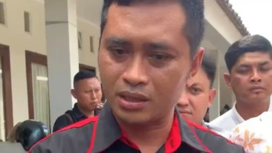 Pengacara korban mahasiswi Unram NDR, Lalu Anton Hariawan, saat menjelaskan fakta baru di lokasi rekonstruksi pada Senin, 3 Juli 2026.
