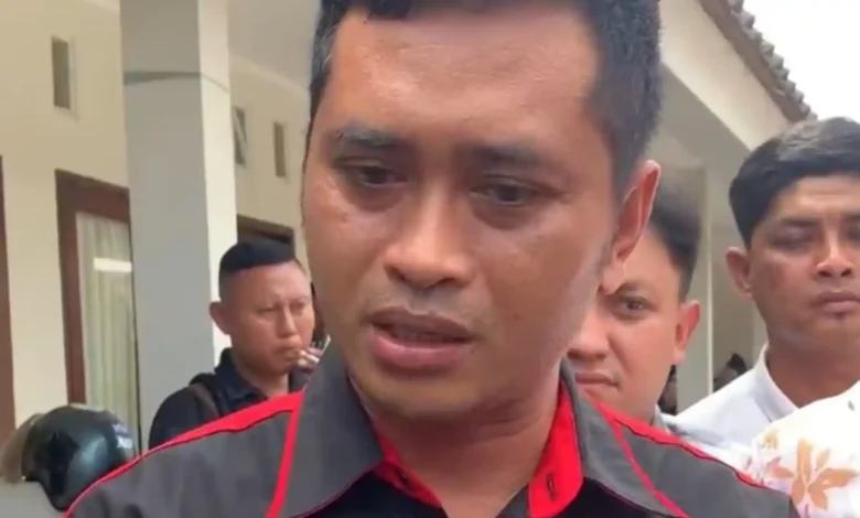 Pengacara korban mahasiswi Unram NDR, Lalu Anton Hariawan, saat menjelaskan fakta baru di lokasi rekonstruksi pada Senin, 3 Juli 2026.