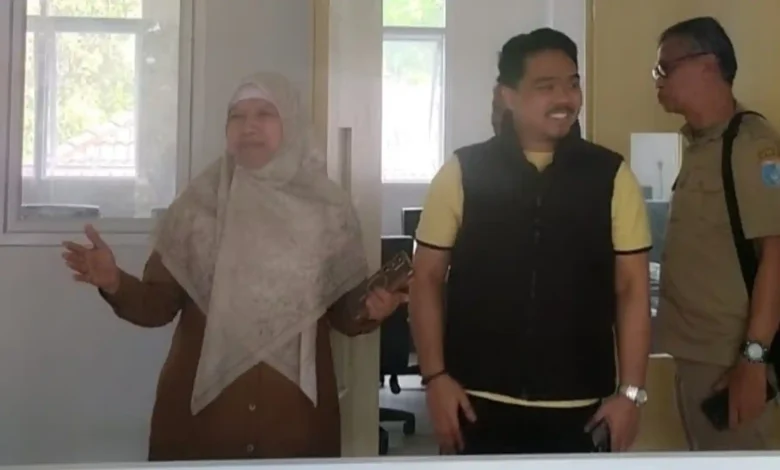 Wakil Bupati Lobar, Ummi Nurul Adha (kiri) bersama Ketua DPRD Lobar, Lalu Ivan Indaryadi (kanan kaos kuning), usai berdiskusi di Gedung Komisi DPRD Lobar, Senin, 3 Agustus 2026.