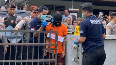 Terduga pelaku pembunuh mahasiswi Unram NDR saat melakukan rekonstruksi di Gomong Sakura pada Senin, 3 Agustus 2026. Kini polisi dalami pemeriksaan terhadap sang kekasih.