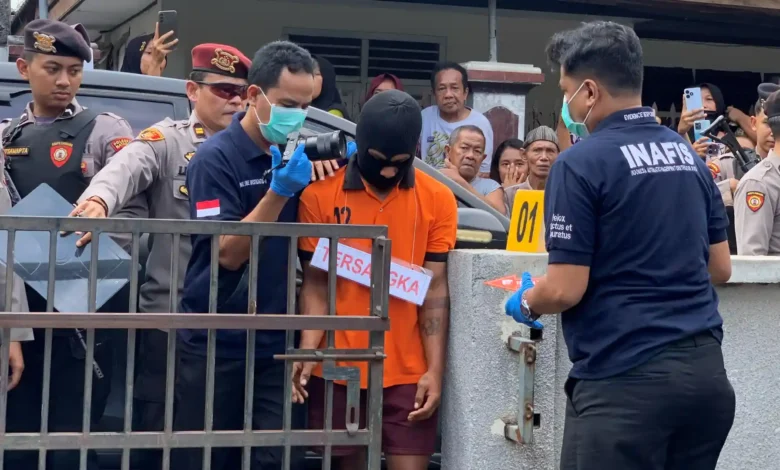 Terduga pelaku pembunuh mahasiswi Unram NDR saat melakukan rekonstruksi di Gomong Sakura pada Senin, 3 Agustus 2026. Kini polisi dalami pemeriksaan terhadap sang kekasih.