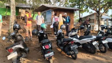 Suasana pendaki di loket masuk Basecamp Bukit Keteri, Mei 2026.