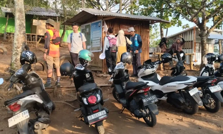 Suasana pendaki di loket masuk Basecamp Bukit Keteri, Mei 2026.