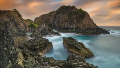 Pesona Pantai Semeti Lombok Tengah yang penuh tebing curam.