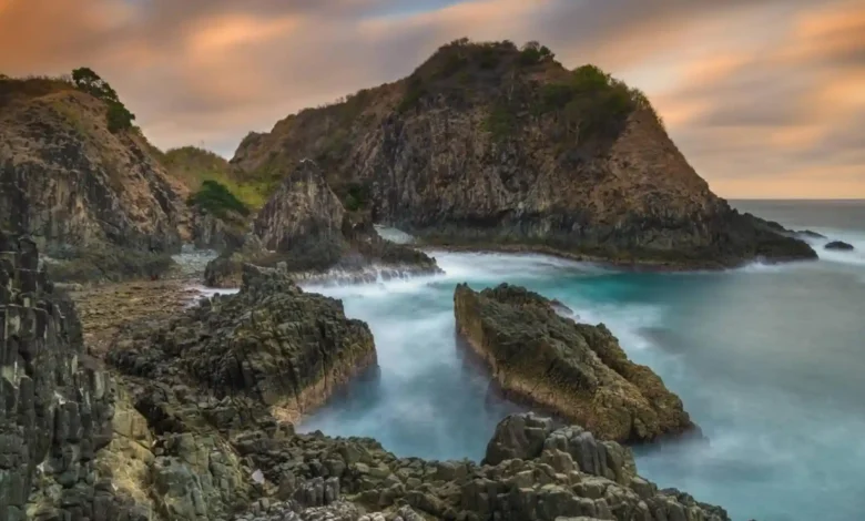 Pesona Pantai Semeti Lombok Tengah yang penuh tebing curam.
