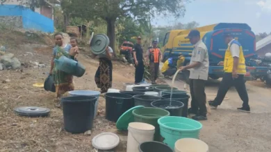 Tim Gabungan BPBD dan BPBPK NTB saat menyalurkan air bersih ke Dusun Gerebekan, Desa Jembatan Gantung, Lobar, Selasa, 4 Agustus 2026.