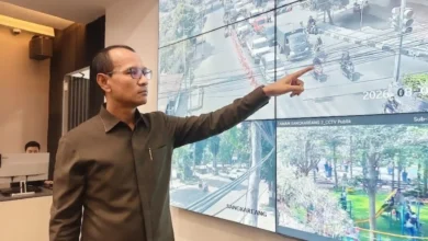 Wali Kota Mataram, Mohan Roliskana sedang memantau Layar Monitor Besar (Video Wall), yang menampilkan pantauan CCTV real-time dari berbagai titik jalan strategis dan area publik di wilayah kota, Selasa, 4 Agustus 2026.