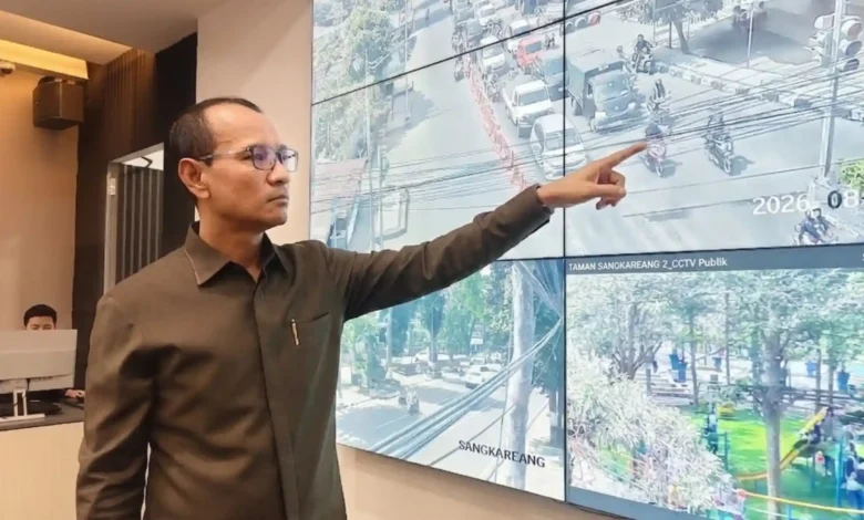 Wali Kota Mataram, Mohan Roliskana sedang memantau Layar Monitor Besar (Video Wall), yang menampilkan pantauan CCTV real-time dari berbagai titik jalan strategis dan area publik di wilayah kota, Selasa, 4 Agustus 2026.