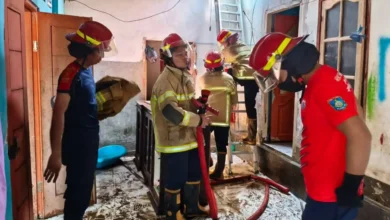 Petugas Damkar usai memadamkan api di rumah salah seorang warga di Desa Presak, Narmada, Selasa, 4 Agustus 2026.