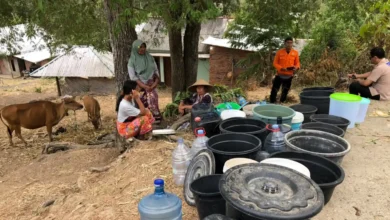 Warga Dusun Gerebekan, Desa Jembatan Kembar, Kecamatan Lembar, Lombok Barat, mengantre bantuan air bersih dari Pemerintah Kabupaten Lombok Barat.