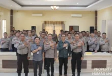 Sesi foto bersama Tim PMB Unizar dengan personel Polres Lombok Barat pada Selasa, 4 Agustus 2026.
