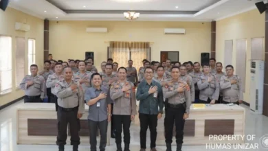 Sesi foto bersama Tim PMB Unizar dengan personel Polres Lombok Barat pada Selasa, 4 Agustus 2026.