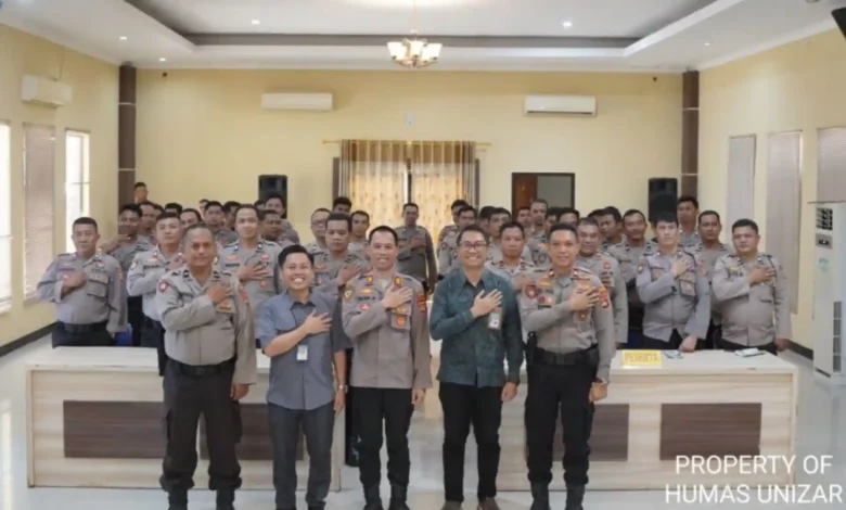 Sesi foto bersama Tim PMB Unizar dengan personel Polres Lombok Barat pada Selasa, 4 Agustus 2026.