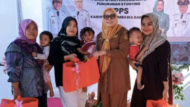 Wakil Bupati sekaligus Ketua TPPS Kabupaten Sumbawa Barat, Hj. Hanipah (ketiga dari kiri), menyerahkan paket bantuan gizi kepada balita sasaran stunting di Posyandu Jaro, Desa Seteluk Tengah, Kecamatan Seteluk, Selasa, 4 Agustus 2026.