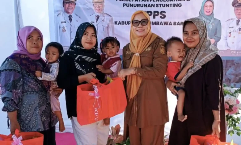 Wakil Bupati sekaligus Ketua TPPS Kabupaten Sumbawa Barat, Hj. Hanipah (ketiga dari kiri), menyerahkan paket bantuan gizi kepada balita sasaran stunting di Posyandu Jaro, Desa Seteluk Tengah, Kecamatan Seteluk, Selasa, 4 Agustus 2026.