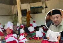 Kondisi kegiatan belajar mengajar di SDN 1 Jurit Baru di ruang kelas darurat, musala dan perpustakaan. DPR RI dari Komisi X, Lalu Hardian Irfani sudah mengatensi kondisi tersebut.