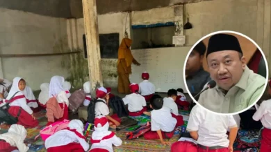 Kondisi kegiatan belajar mengajar di SDN 1 Jurit Baru di ruang kelas darurat, musala dan perpustakaan. DPR RI dari Komisi X, Lalu Hardian Irfani sudah mengatensi kondisi tersebut.