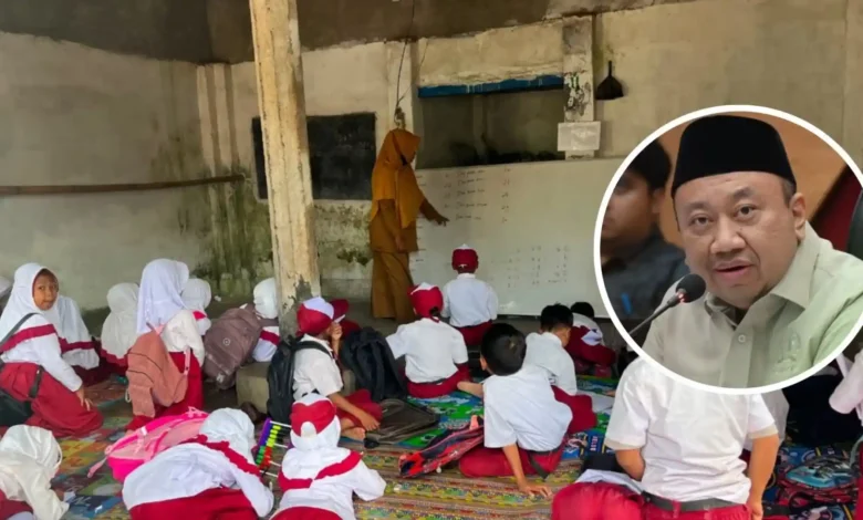 Kondisi kegiatan belajar mengajar di SDN 1 Jurit Baru di ruang kelas darurat, musala dan perpustakaan. DPR RI dari Komisi X, Lalu Hardian Irfani sudah mengatensi kondisi tersebut.