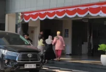 Mantan Wabup Lombok Barat Hj Sumiatun (tengah) saat tiba di BPKP NTB, Rabu 5 Agustus 2026.