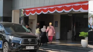 Mantan Wabup Lombok Barat Hj Sumiatun (tengah) saat tiba di BPKP NTB, Rabu 5 Agustus 2026.