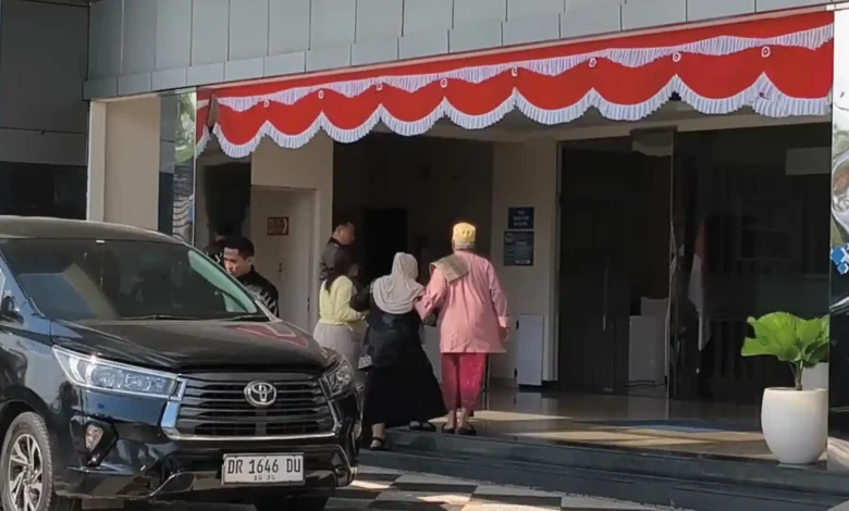 Mantan Wabup Lombok Barat Hj Sumiatun (tengah) saat tiba di BPKP NTB, Rabu 5 Agustus 2026.