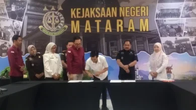 Wakil Bupati Lobar, Ummi Nurul Adha (kanan), bersama Kajari Mataram, Gde Made Pasek Swardhyana (kedua dari kanan) beserta sejumlah OPD saat penyerahan aset Pemkab Lobar, Rabu, 5 Agustus 2026.
