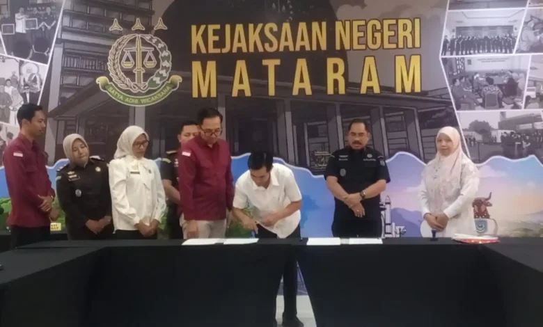 Wakil Bupati Lobar, Ummi Nurul Adha (kanan), bersama Kajari Mataram, Gde Made Pasek Swardhyana (kedua dari kanan) beserta sejumlah OPD saat penyerahan aset Pemkab Lobar, Rabu, 5 Agustus 2026.