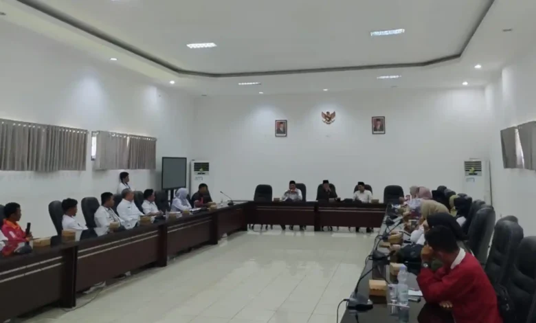DPRD Lobar saat Rapat Dengar Pendapat bersama BKDPSDM Lobar dan Perwakilan 31 Honorer Lobar, Rabu, 5 Agustus 2026.