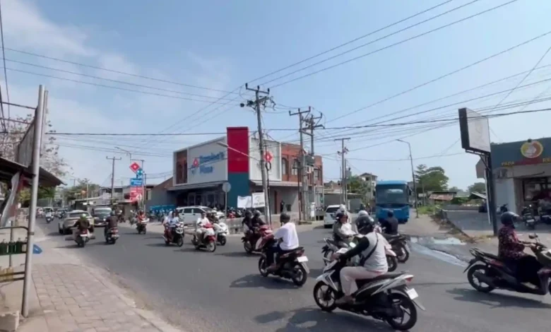 Suasana jalanan di Simpang Auri, Rembiga, Kota Mataram.