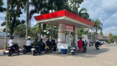 Suasana antrean pengisian bahan bakar minyak di SPBU Tana Mira, Taliwang, Kabupaten Sumbawa Barat, terpantau lancar dan tertib. Pengendara roda dua hanya memerlukan waktu hitungan menit untuk mendapatkan BBM.