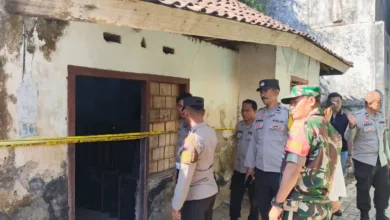 Suasana di lokasi penemuan jasad pemuda di Lingkungan Sebok, Taliwang, Selasa, 5 Agustus 2026. Polisi memasang garis pengaman dan melakukan olah TKP.