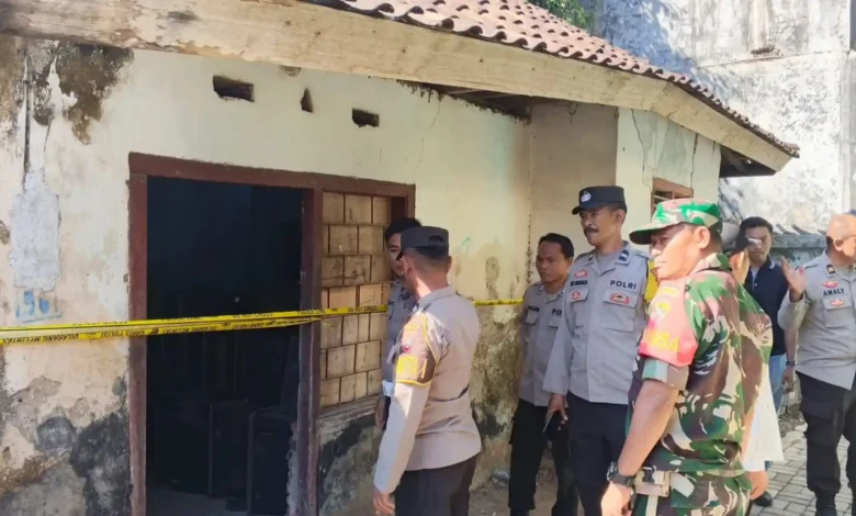 Suasana di lokasi penemuan jasad pemuda di Lingkungan Sebok, Taliwang, Selasa, 5 Agustus 2026. Polisi memasang garis pengaman dan melakukan olah TKP.