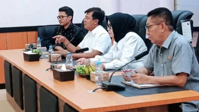 (Dari kiri ke kanan) Direktur PT INTEN Rizky Ayunda Pratama, Bupati Sumbawa Barat H. Amar Nurmansyah, Wakil Bupati Hj. Hanipah, dan Ketua DPRD KSB Kaharuddin Umar, saat rapat pengujian alur kerja teknis alat e-voting untuk Pilkades Serentak di Graha Fitrah, KTC, Taliwang, Rabu, 5 Agustus 2026.