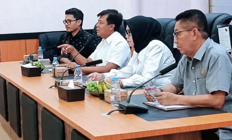 (Dari kiri ke kanan) Direktur PT INTEN Rizky Ayunda Pratama, Bupati Sumbawa Barat H. Amar Nurmansyah, Wakil Bupati Hj. Hanipah, dan Ketua DPRD KSB Kaharuddin Umar, saat rapat pengujian alur kerja teknis alat e-voting untuk Pilkades Serentak di Graha Fitrah, KTC, Taliwang, Rabu, 5 Agustus 2026.