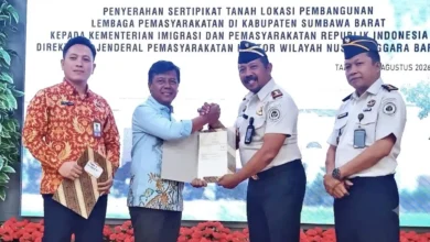 Bupati Sumbawa Barat, H. Amar Nurmansyah (kedua dari kiri), secara simbolis menyerahkan sertifikat tanah hibah seluas 5 hektar di Graha Fitrah, Taliwang, Kamis, 6 Agustus 2026, guna mempercepat realisasi pembangunan Lapas di KSB.