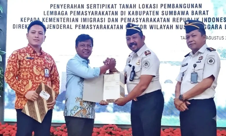 Bupati Sumbawa Barat, H. Amar Nurmansyah (kedua dari kiri), secara simbolis menyerahkan sertifikat tanah hibah seluas 5 hektar di Graha Fitrah, Taliwang, Kamis, 6 Agustus 2026, guna mempercepat realisasi pembangunan Lapas di KSB.