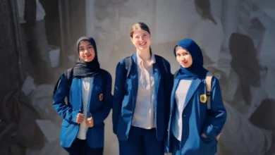 Mahasiswa Primary School Teaching dari University of Kassel, Jerman, Emma Feik (tengah) yang mengikuti program pertukaran mahasiswi di Unram.