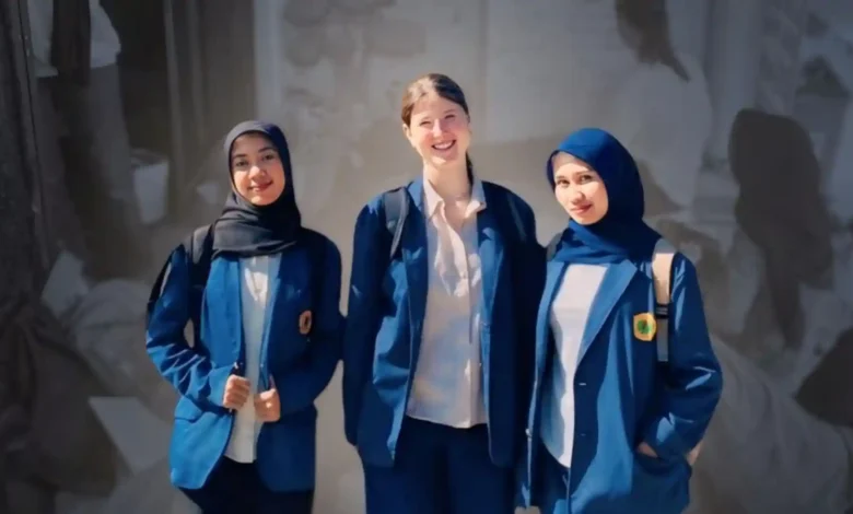 Mahasiswa Primary School Teaching dari University of Kassel, Jerman, Emma Feik (tengah) yang mengikuti program pertukaran mahasiswi di Unram.