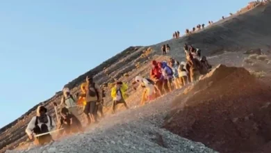 Puluhan pendaki saat diterpa angin kencang di Letter E Gunung Rinjani.