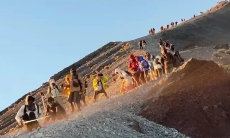 Puluhan pendaki saat diterpa angin kencang di Letter E Gunung Rinjani.