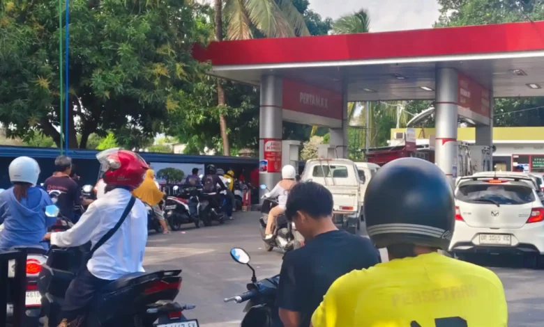 Antrean Kendaraan di SPBU Mayura Kota Mataram, Minggu, 9 Agustus 2026.