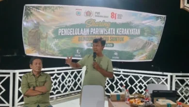 Bupati Sumbawa Barat, H. Amar Nurmansyah saat menyampaikan arahan terkait pengembangan pariwisata kerakyatan didampingi Ketua PWI KSB saat diskusi bersama di Bendungan Tiu Suntuk, Sabtu malam, 8 Agustus 2026.