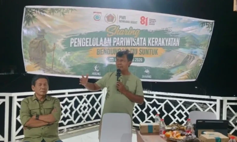Bupati Sumbawa Barat, H. Amar Nurmansyah saat menyampaikan arahan terkait pengembangan pariwisata kerakyatan didampingi Ketua PWI KSB saat diskusi bersama di Bendungan Tiu Suntuk, Sabtu malam, 8 Agustus 2026.