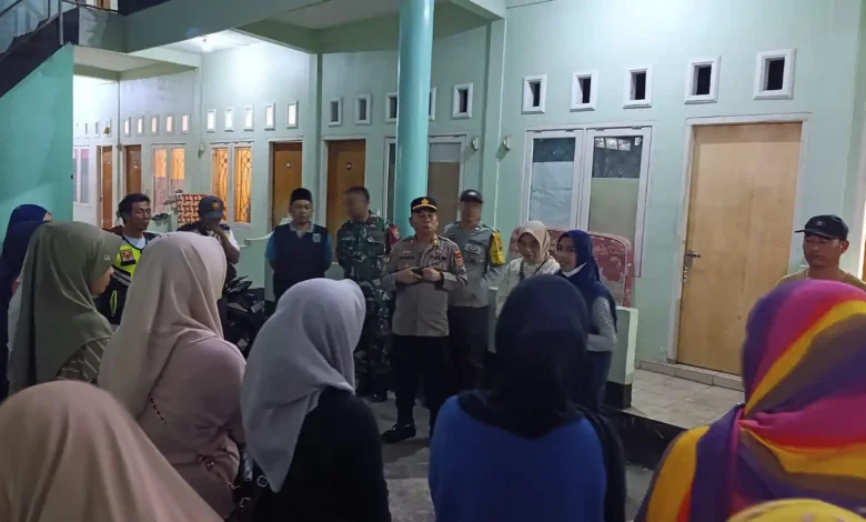 Pemerintah Kecamatan Ampenan bersama TNI dan Polri mengecek sejumlah rumah kos kawasan Kelurahan Taman Sari, Sabtu, 8 Agustus 2026.